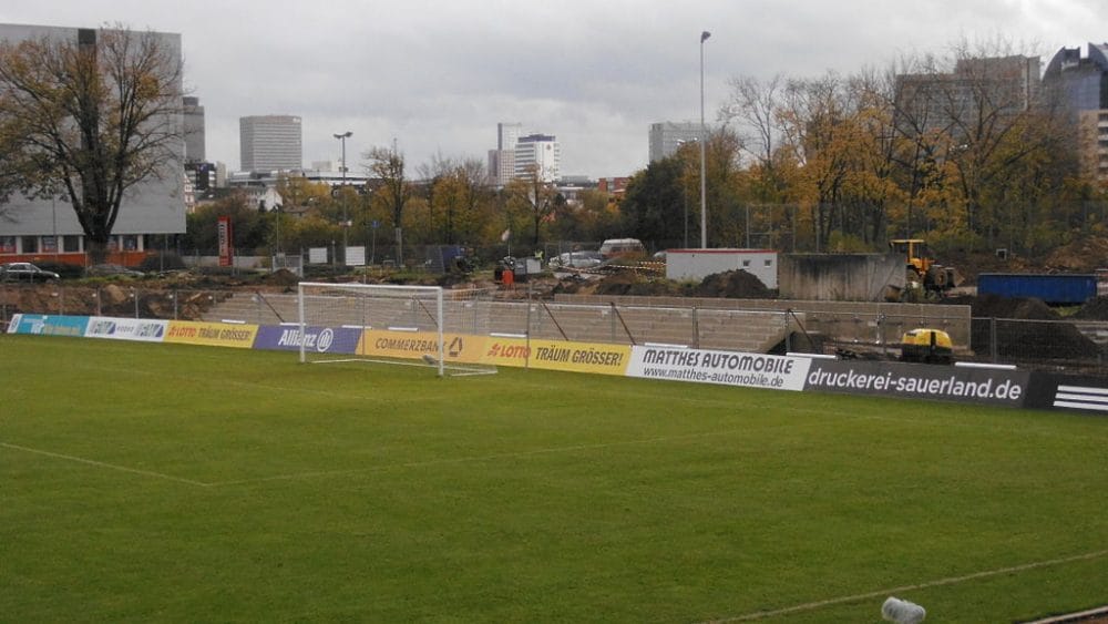 Stadion am Brentanobad, CC-BY-SA 3.0 Hobby-Fotograf2013