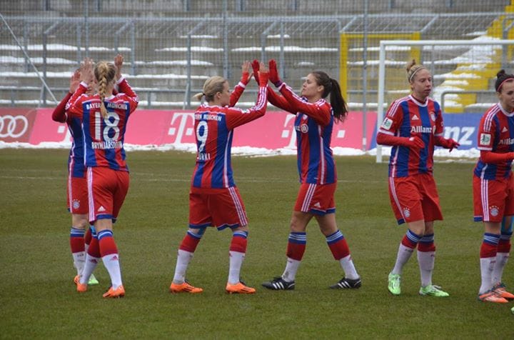 FC Bayern München Frauen: HGK Stadion an der Grünwalderstraße, Dagny Brynjarsdóttir, Vanessa Bürki, Katie Stengel, Caroline Abbé, Viktoria Schnaderbeck, Fotografin: Fotoallerlei