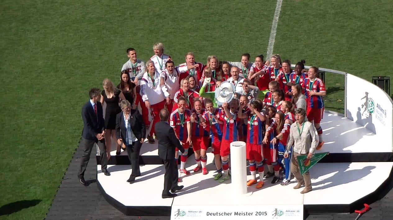 Siegerehrung FC Bayern München Frauen Deutscher Meister 2005 nach Spiel gegen SGS Essen