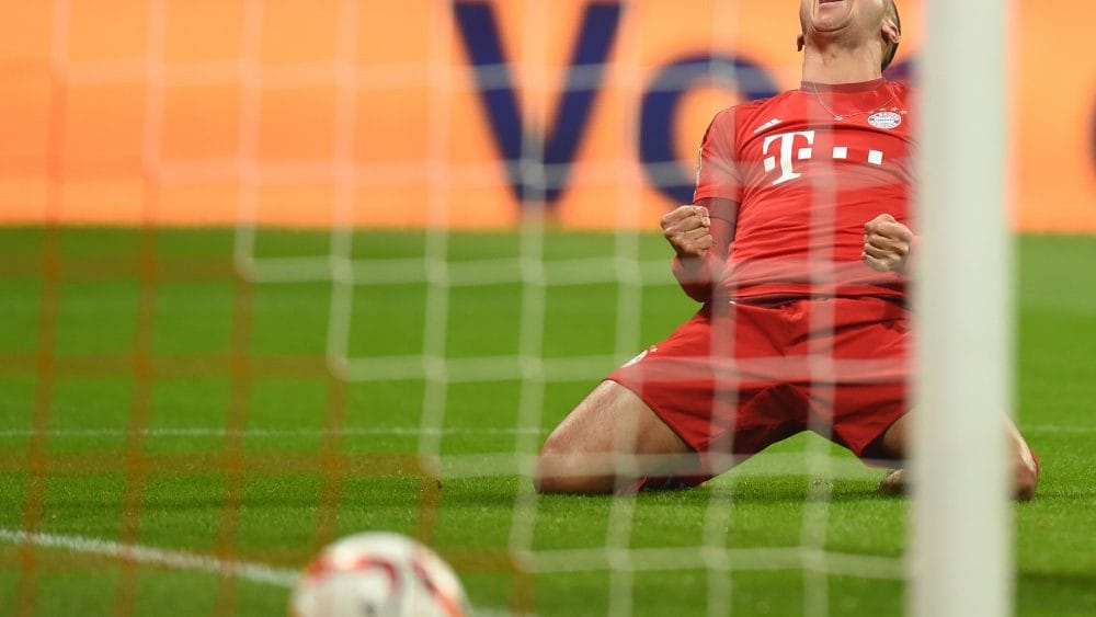 Bayern Munich's Spanish midfielder Thiago Alcantara celebrates scoring the first goal for Munich during the German first division Bundesliga football match FC Bayern Munich v Werder Bremen in Munich, southern Germany on March 12, 2016. / AFP / CHRISTOF STACHE