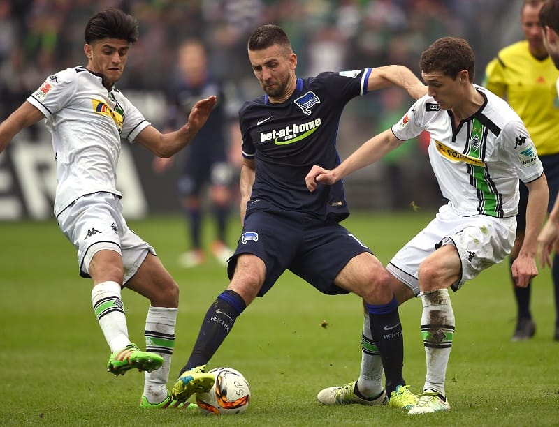 Dahoud (20, links) und Christensen (20, rechts) zählen zu Schuberts Senkrechtstartern.( Foto: Patrik Stollarz / AFP / Getty Images)