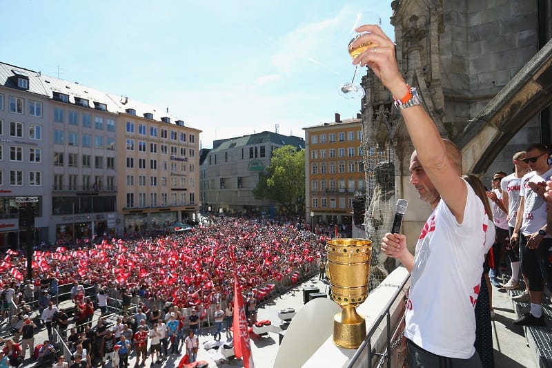 Tränen nach dem Spiel, eine schöne Rede am Marienplatz. Guardiolas Abschied war emotional. (Foto: Alexander Hassenstein / Bongarts / Getty Images)