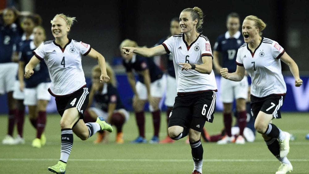 Leonie Maier, Simone Laudehr und Melanie Behringer feiern den Halbfinaleinzug nach dem Sieg gegen Frankreich bei der WM 2015 in Kanada; FRANCK FIFE/AFP/Getty Images