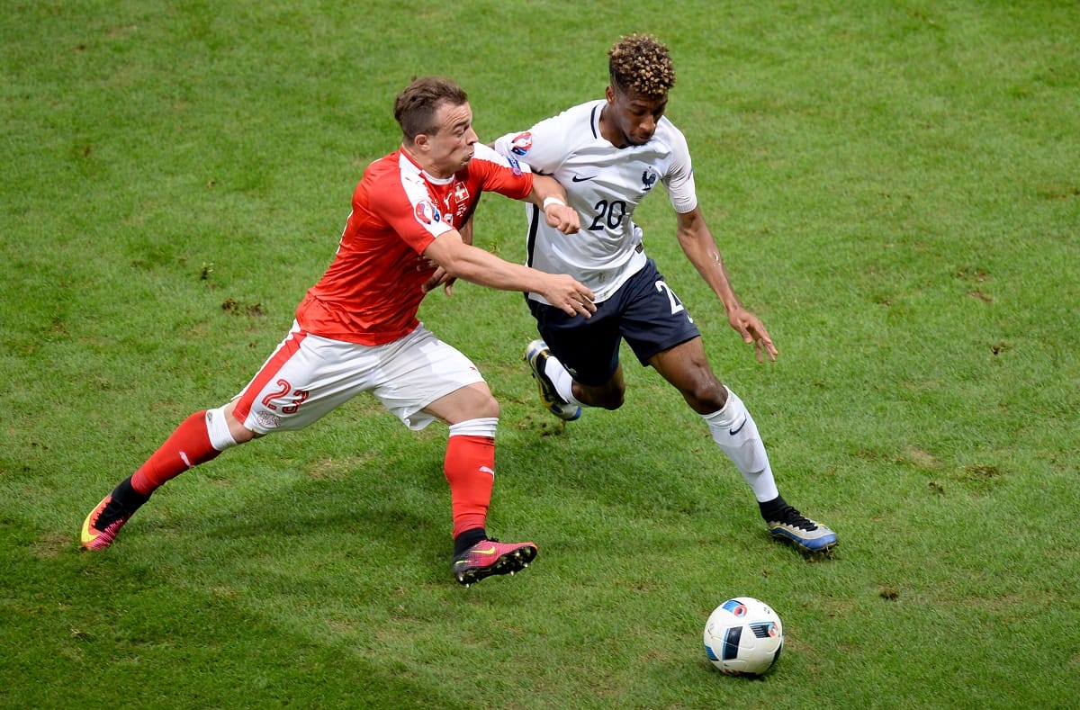 Kingsley Coman gegen den ehemaligen Bayern-Spieler Xherdan Shaqiri. (Foto: Denis Charlet / AFP / Getty Images)