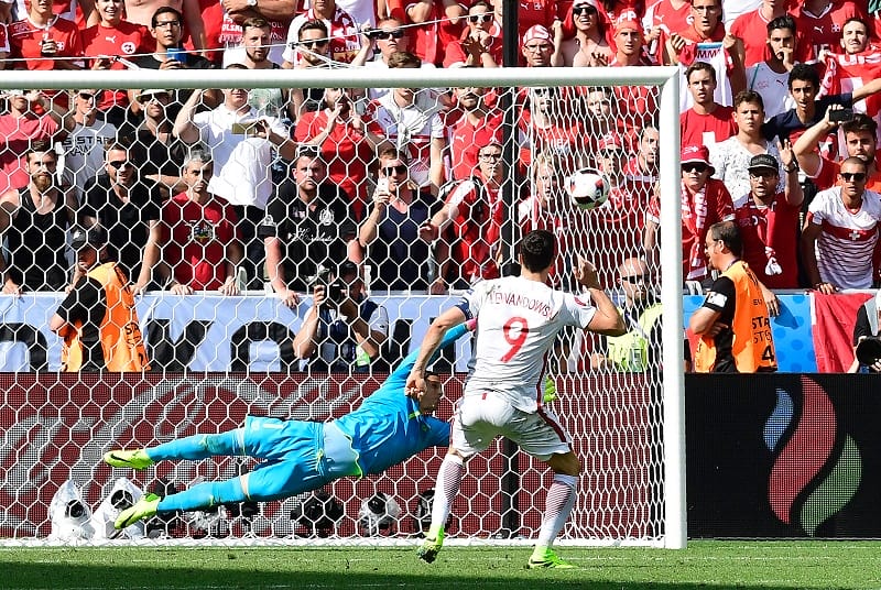 Lewandowski verwandelt sicher gegen Sommer. Im Viertelfinale trifft er auf Renato Sanches und Portugal.(Foto: Tobias Schwarz / AFP / Getty Images)