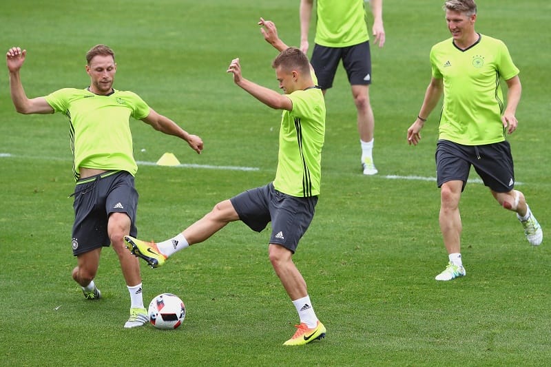 Löws Qual der Wahl: Den defensiv starken Höwedes oder den offensiv flexiblen Kimmich?(Foto: Alexander Hassenstein / Getty Images)