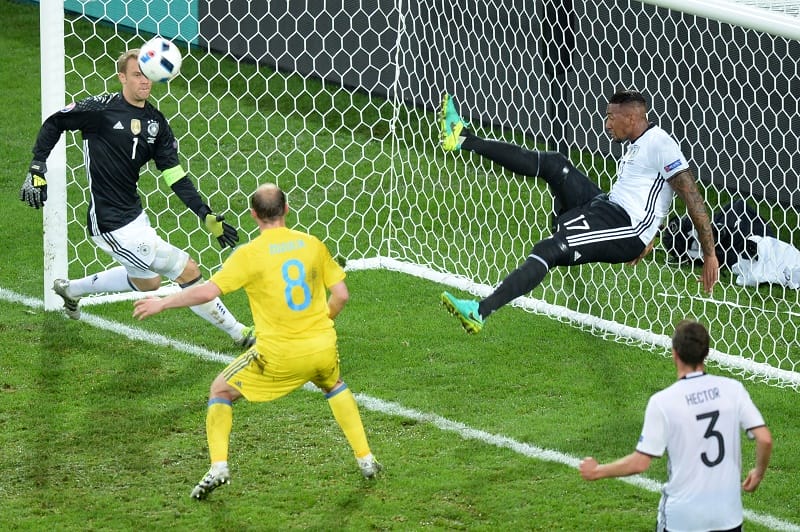 Vielleicht die Szene des Spiels: Boateng klärt artistisch auf der Linie.(Foto: Denis Charlet / AFP / Getty Images)