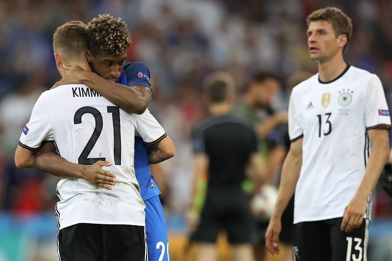 Coman tröstet nach dem Spiel seine Vereinskollegen.(Foto: Valery Hache / AFP / Getty Images)