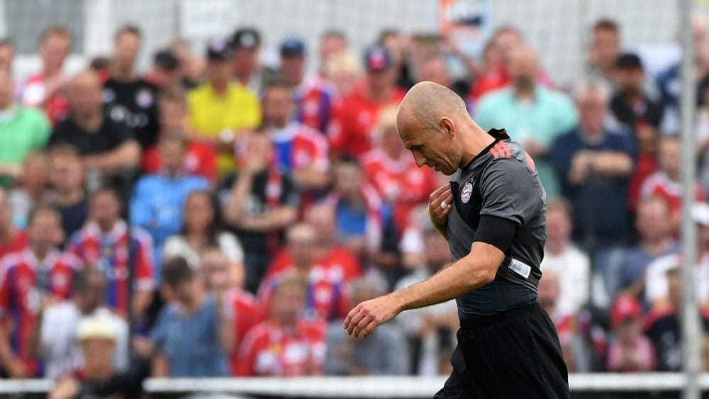 Bayern Munich 's Dutch midfielder Arjen Robben leaves injured the pitch during a friendly match between SV Lippstadt and FC Bayern Munich in Lippstadt western Germany, on July 16, 2016 . / AFP / PATRIK STOLLARZ (Photo credit should read PATRIK STOLLARZ/AFP/Getty Images)