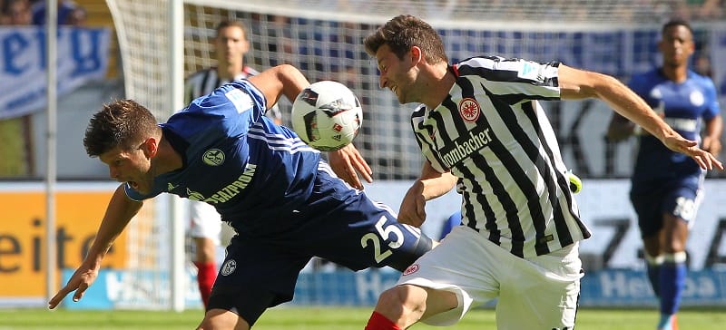 Klaas-Jan Huntelaar kam auch in Frankfurt ins Straucheln. Kann er am Freitag zum ersten Mal gegen die Bayern treffen? (Foto: Daniel Roland / AFP / Getty Images)