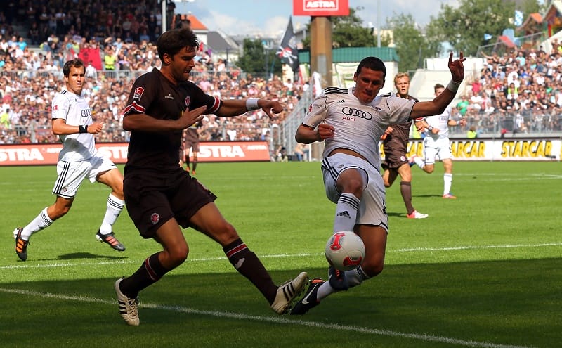 Ralph Gunesch (rechts) spielte über drei Jahre für den FC Ingolstadt. Hier gegen seinen Ex-Verein FC St. Pauli.(Foto: Martin Rose / Bongarts / Getty Images)