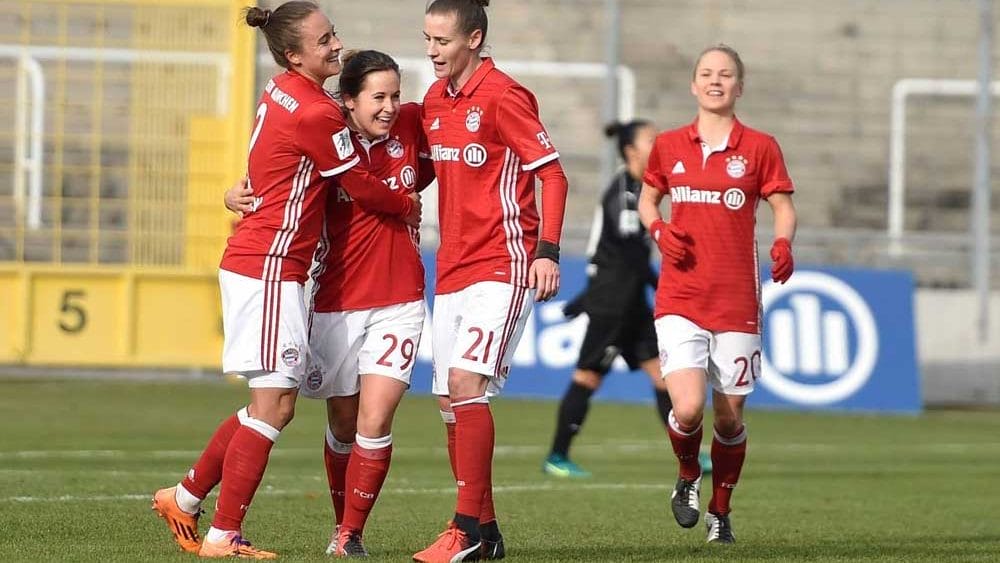 Bayern-Frauen jubeln über Tor von Nicole Rolser gegen 1. FFC Frankfurt, Gina Lewandowski, Simone Laudehr, Leonie Maier, Yuki Nagasato; C: Patrick Richter