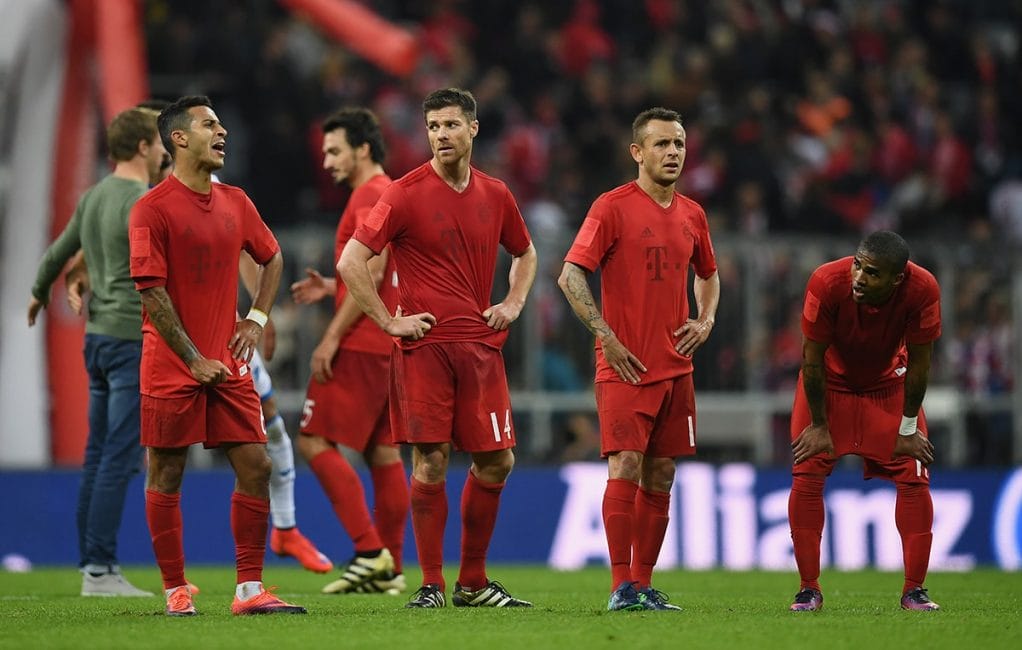 Xabi Alonso, Rafinha and Douglas Costa nach dem Spiel gegen Hoffenheim. (Foto: Matthias Hangst / Bongarts / Getty Images)