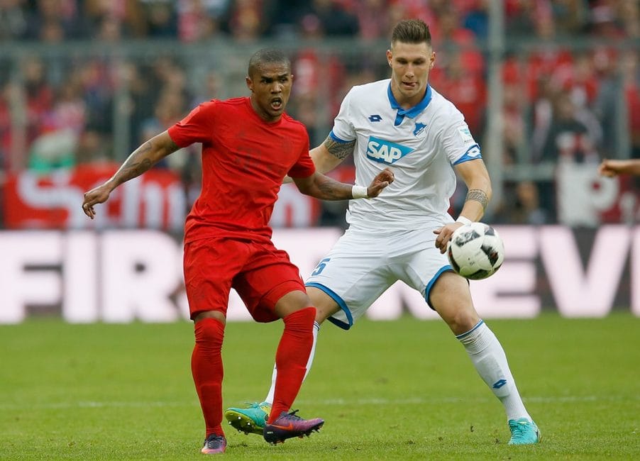 Douglas Costa im Duell mit Niklas Süle.(Foto: Boris Streubel / Getty Images)