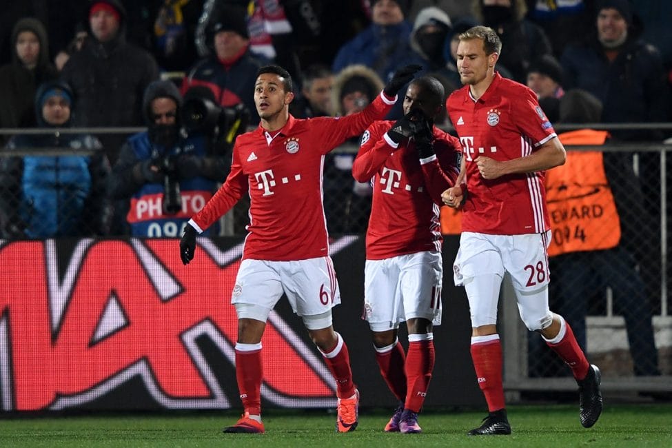 Thiago, Costa und Badstuber nach dem 1:0 Treffer durch den Brasilianer.(Foto: KIRILL KUDRYAVTSEV / AFP / Getty Images)