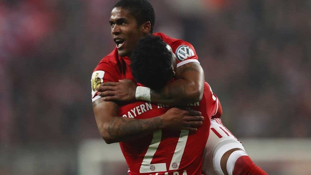 1:0 Torschütze Douglas Costa jubelt mit David Alaba beim DFB-Pokal-Achtelfinale zwischen Bayern München und VfL Wolfsburg