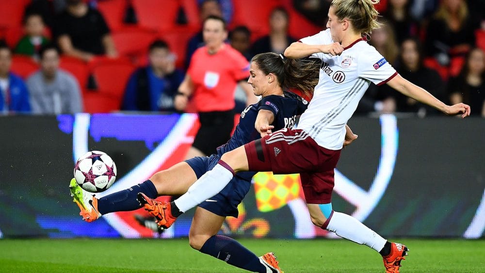 Bayern Munich's defender Verena Faisst (R) vies with Paris Saint-Germain's Spain defender Irene Paredes during the UEFA Women's Champions League quarter-final second leg football match between Paris Saint-Germain (PSG) and Bayern Munich at the Parc des Princes stadium in Paris on March 29, 2017. / AFP PHOTO / FRANCK FIFE (Photo credit should read FRANCK FIFE/AFP/Getty Images)