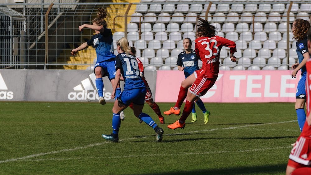 Sara Däbritz beim 1:0 für FC Bayern München vs. TSG Hoffenheim, Grünwalder Stadion 2018