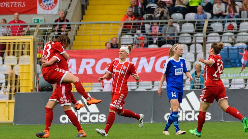 Sara Däbritz, Tini Demann und Nicole Rolser feiern mit Torschützin Carina Wenninger das 2:0 des FC Bayern gegen Turbine Potsdam im Pokalhalbfinale, © Sven Beyrich