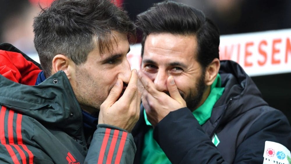 BREMEN, GERMANY - DECEMBER 01: Javier Martinez of Bayern Munich and Claudio Pizarro of Werder Bremen in discussion prior to the Bundesliga match between SV Werder Bremen and FC Bayern Muenchen at Weserstadion on December 1, 2018 in Bremen, Germany. (Photo by Stuart Franklin/Bongarts/Getty Images)