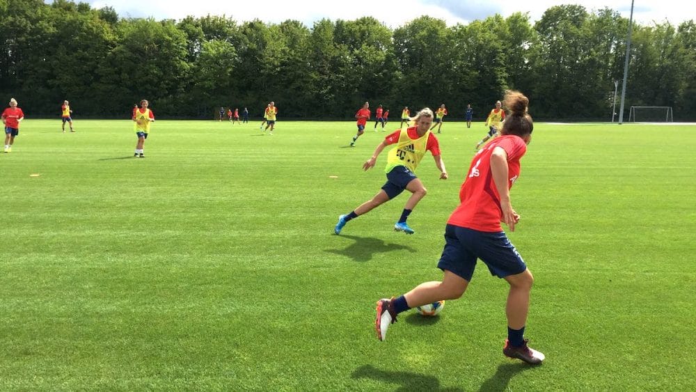 Vom FC Chelsea wechselte die neuseeländische Nationalspielerin Ali Riley zum FCB. Sie ist auf beiden Seiten der Außenverteidigung zuhause, kann aber auch die offensive Außenbahn bespielen. Eine erste Einordnung des Transfers haben wir hier zusammengetragen. Neue Erkenntnis: Riley ist in einer herausragenden körperlichen Verfassung und ließ bei Sprintübungen auf dem Trainingsplatz etliche Jungspielerinnen alt aussehen.