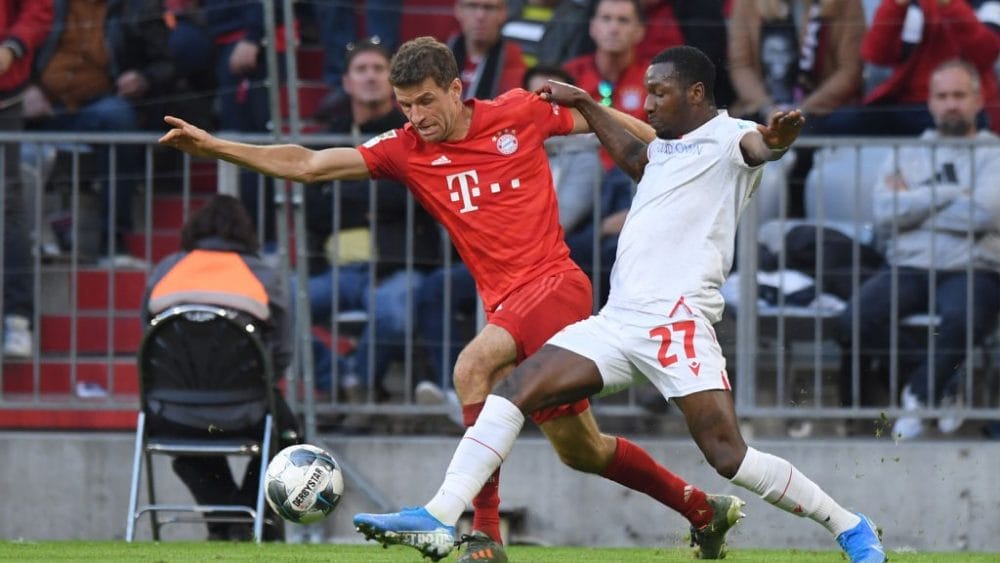 MUNICH, GERMANY - OCTOBER 26: Sheraldo Becker of Union Berlin challenges Thomas Mueller of Bayern Munich during the Bundesliga match between FC Bayern Muenchen and 1. FC Union Berlin at Allianz Arena on October 26, 2019 in Munich, Germany. (Photo by Sebastian Widmann/Bongarts/Getty Images)