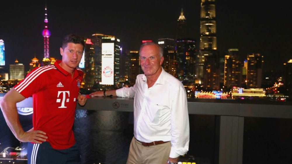 SHANGHAI, CHINA - JULY 20: Robert Lewandowski (L) of FC Bayern Muenchen attends with Karl-Heinz Rummenigge, CEO of FC Bayern Muenchen the Audi Night 2017 at Wanda Reign Hotel Shanghai during the Audi Summer Tour 2017 on July 20, 2017 in Shanghai, China. (Photo by Alexander Hassenstein/Bongarts/Getty Images)