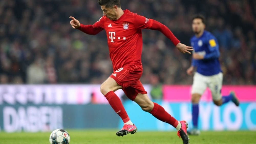 MUNICH, GERMANY - JANUARY 25: Robert Lewandowski of FC Bayern Munich runs with the ball during the Bundesliga match between FC Bayern Muenchen and FC Schalke 04 at Allianz Arena on January 25, 2020 in Munich, Germany. (Photo by Christian Kaspar-Bartke/Bongarts/Getty Images)