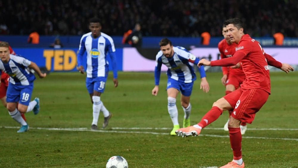 Robert Lewandowski of FC Bayern Muenchen scores his sides second goal during the Bundesliga match between Hertha BSC and FC Bayern Muenchen at Olympiastadion on January 19, 2020 in Berlin, Germany. (Photo by Stuart Franklin/Bongarts/Getty Images)