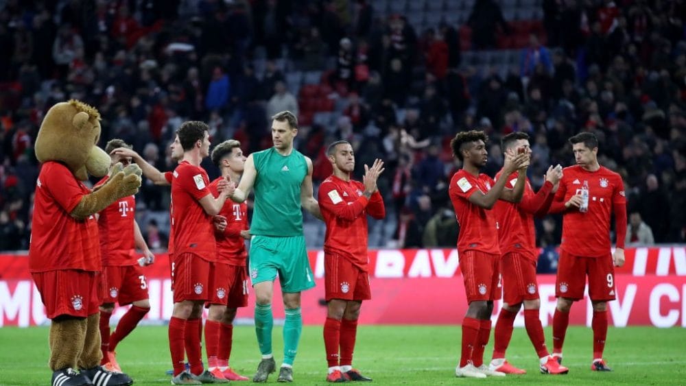 MUNICH, GERMANY - FEBRUARY 09: The Bayern Munich team applaud the fans after the Bundesliga match between FC Bayern Muenchen and RB Leipzig at Allianz Arena on February 09, 2020 in Munich, Germany. (Photo by Alex Grimm/Bongarts/Getty Images)