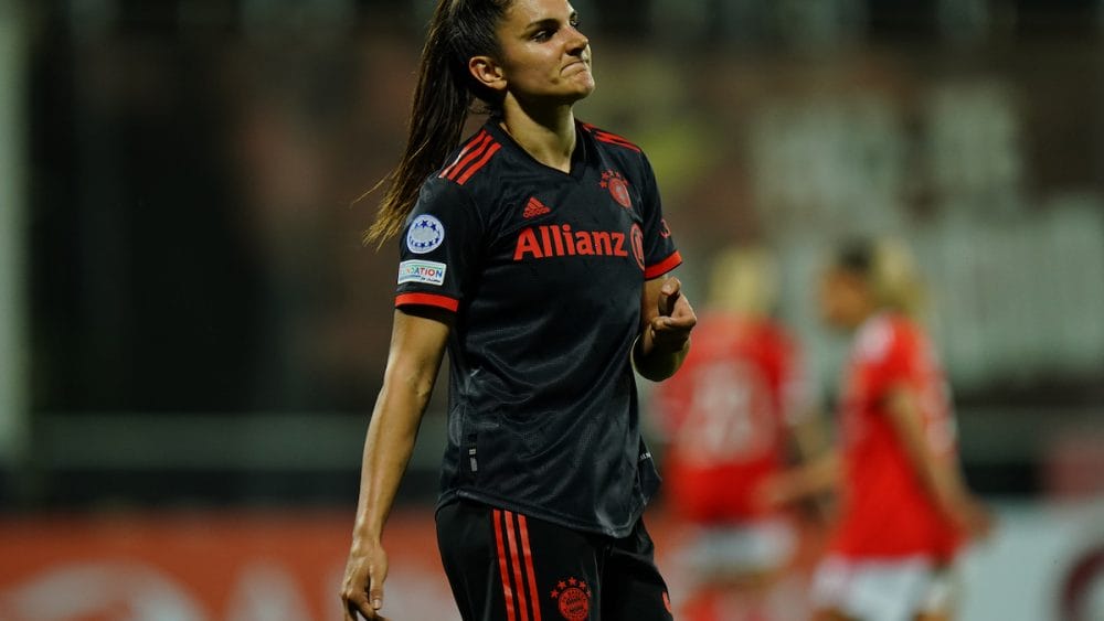 Jovana Damnjanovic im schwarzen Champions-League-Trikot des FC Bayern. Verzieht die Mundwinkel nach unten.