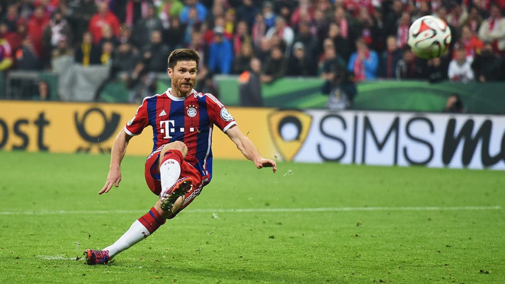 Xabi Alonso im Dress des FCB gegen den BVB.