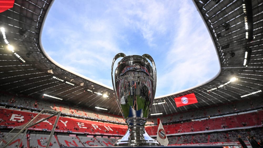 Der Pokal der Champions League in der Allianz Arena des FC Bayern München.