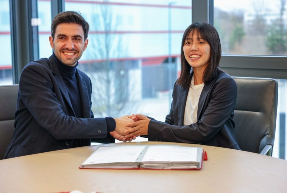 Francisco De Sá Fardilha mit Momoka Tanikawa (FC Bayern Frauen)