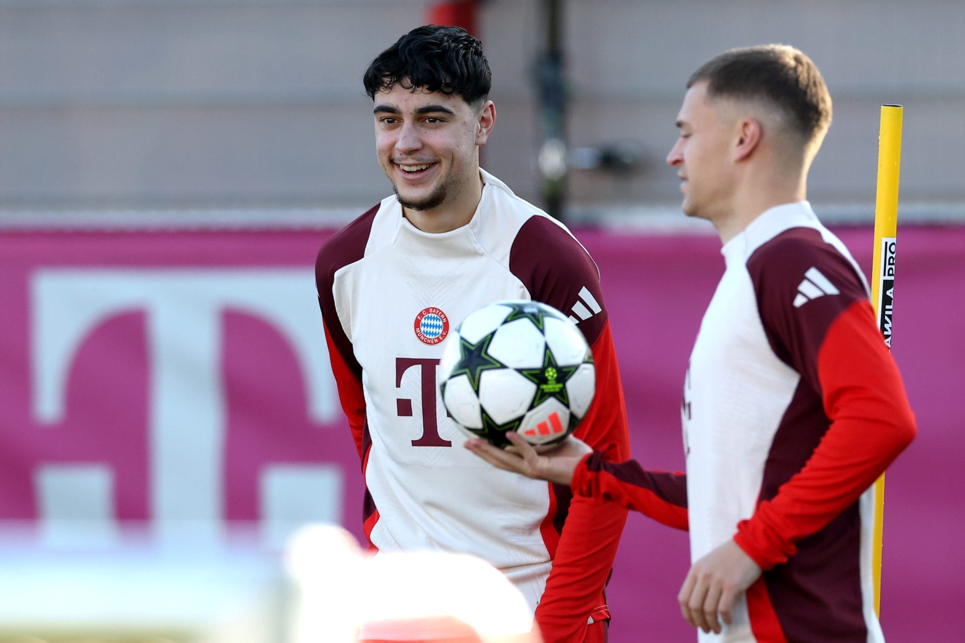 Aleksandar Pavlovic und Joshua Kimmich (FC Bayern)