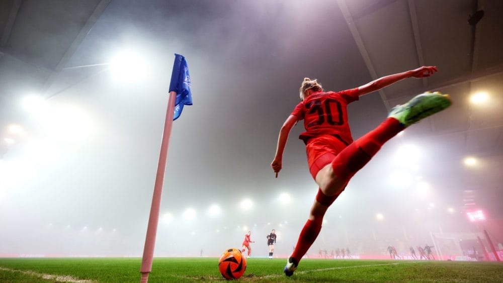 Caro Simon bei einer Ecke im Spiel FC Bayern gegen Eintracht Frankfurt.