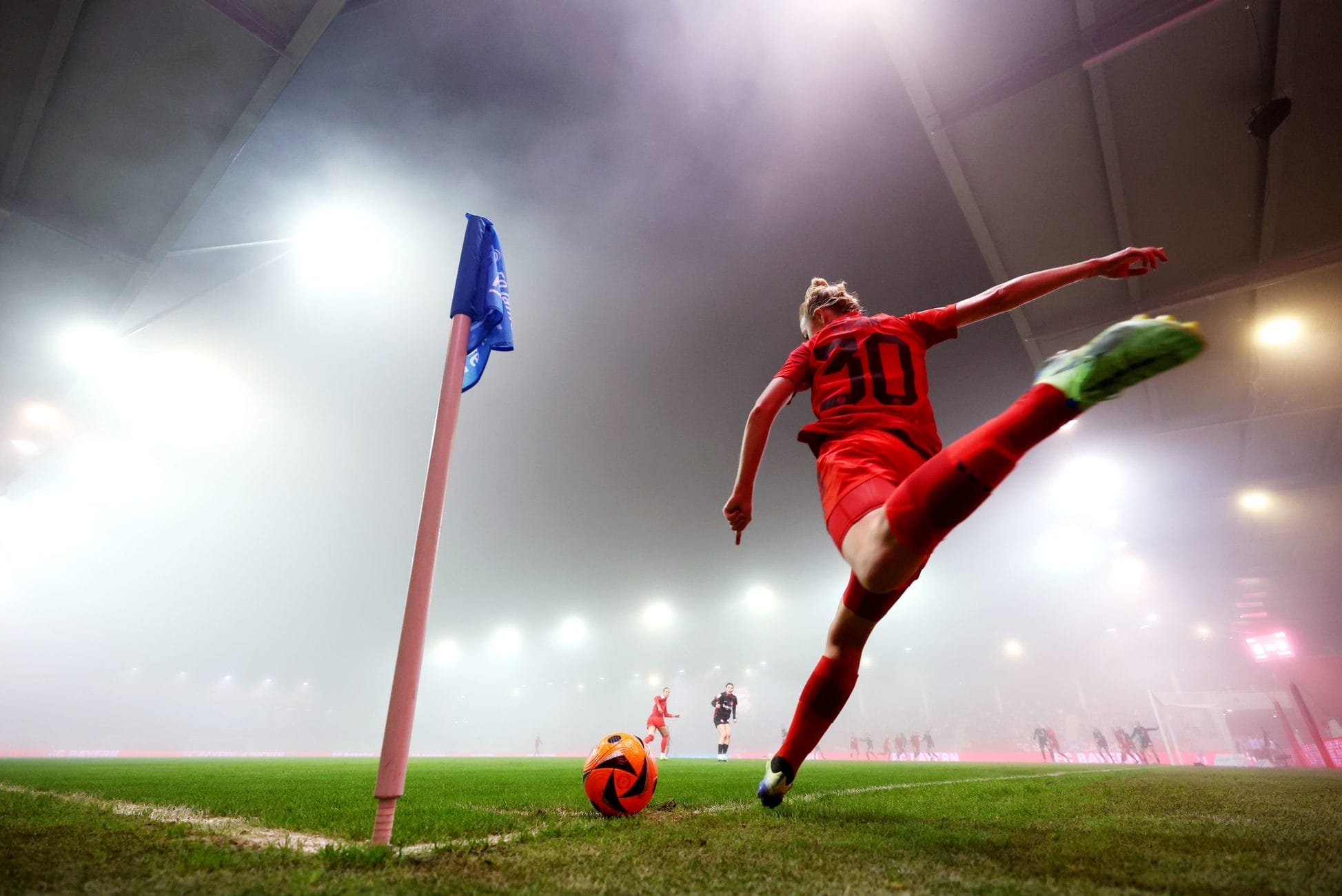 Caro Simon bei einer Ecke im Spiel FC Bayern gegen Eintracht Frankfurt.