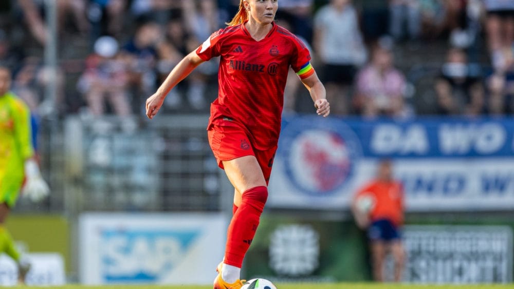 Glódís Perla Viggósdóttir vom FC Bayern mit Ball am Fuß.