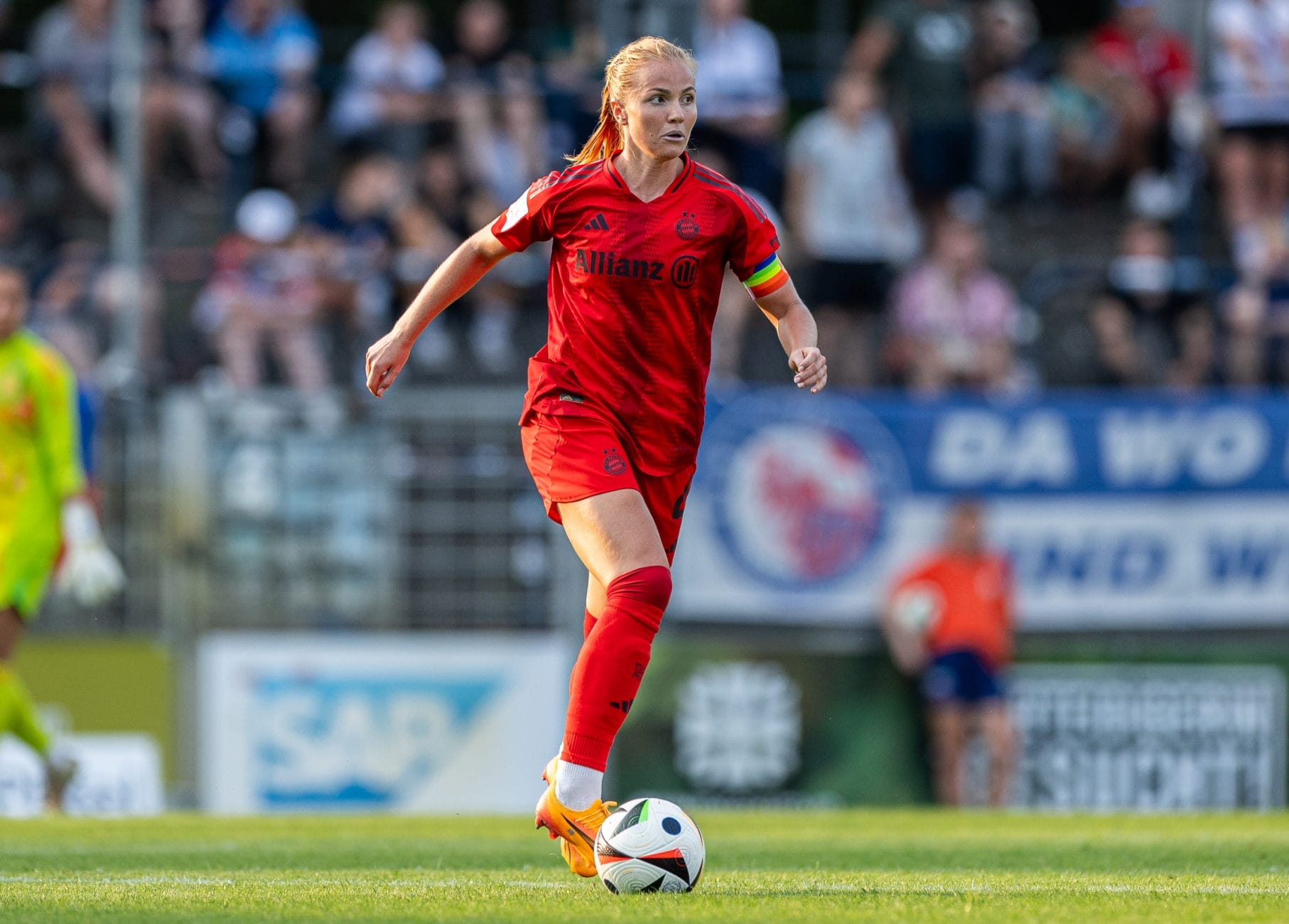 Glódís Perla Viggósdóttir vom FC Bayern mit Ball am Fuß.